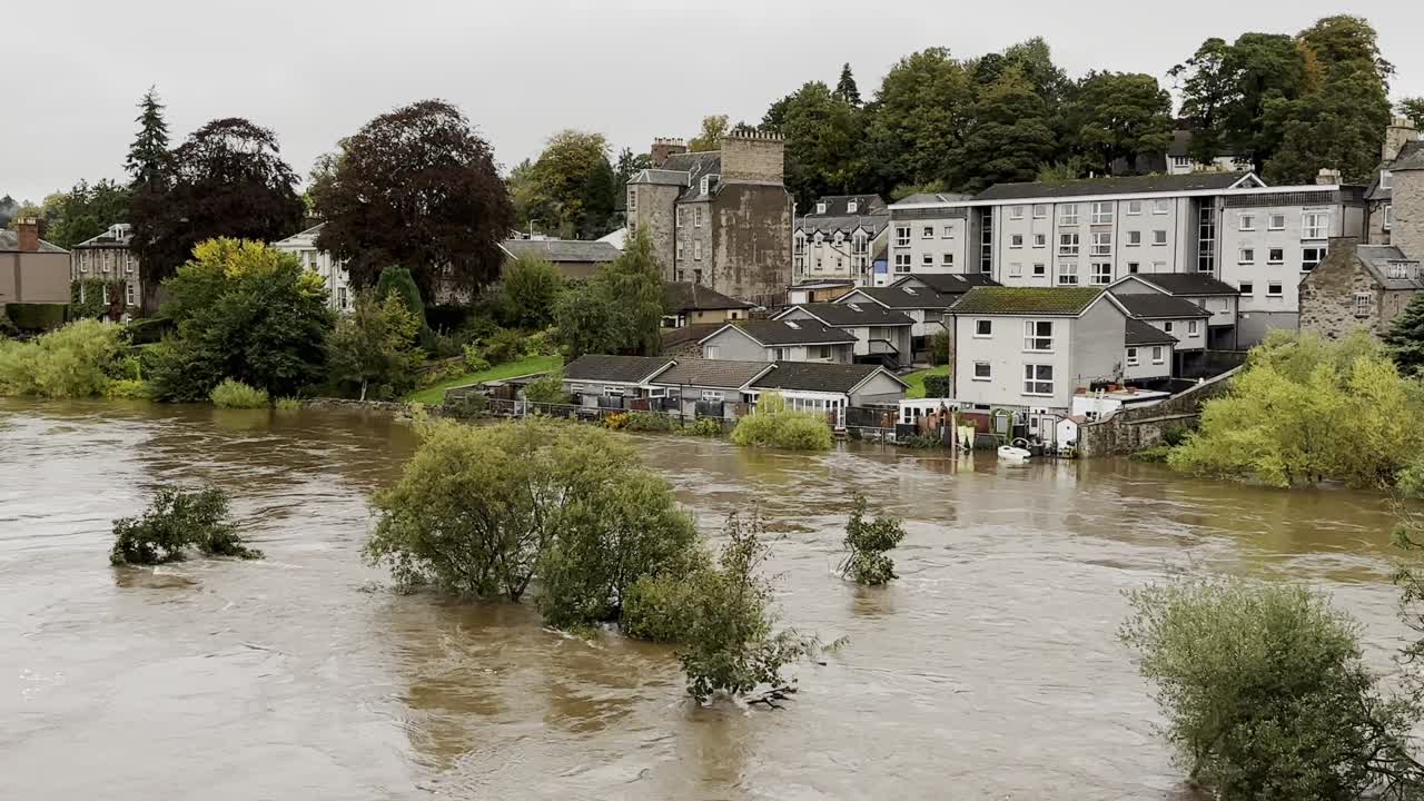 Case sommerse dall'acqua durante inondazioni catastrofiche sul fiume Tay a Perth