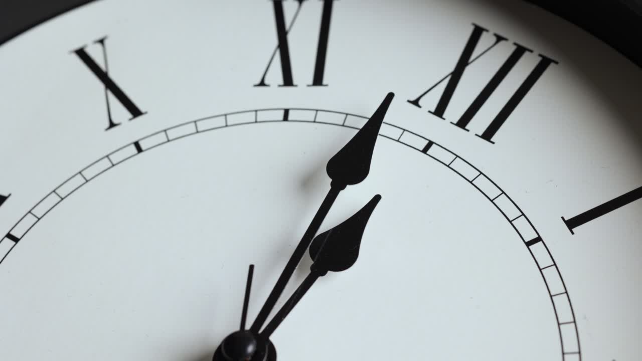 película de lapso de tiempo. gran reloj de pared blanco fija la hora para las 12.00 horas. la manija de minutos roja sigue funcionando. números romanos