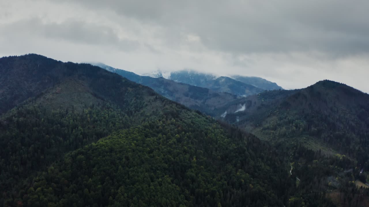 paisaje de la cordillera bajo un cielo nublado
