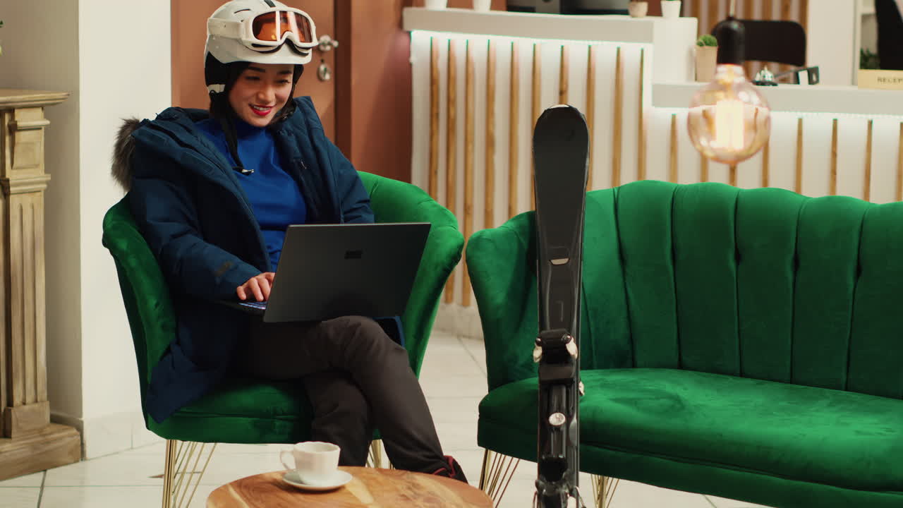 turistas leyendo reseñas en computadora portátil