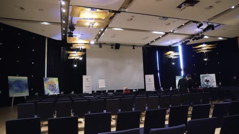 interior de la sala de conferencias con asientos vacíos