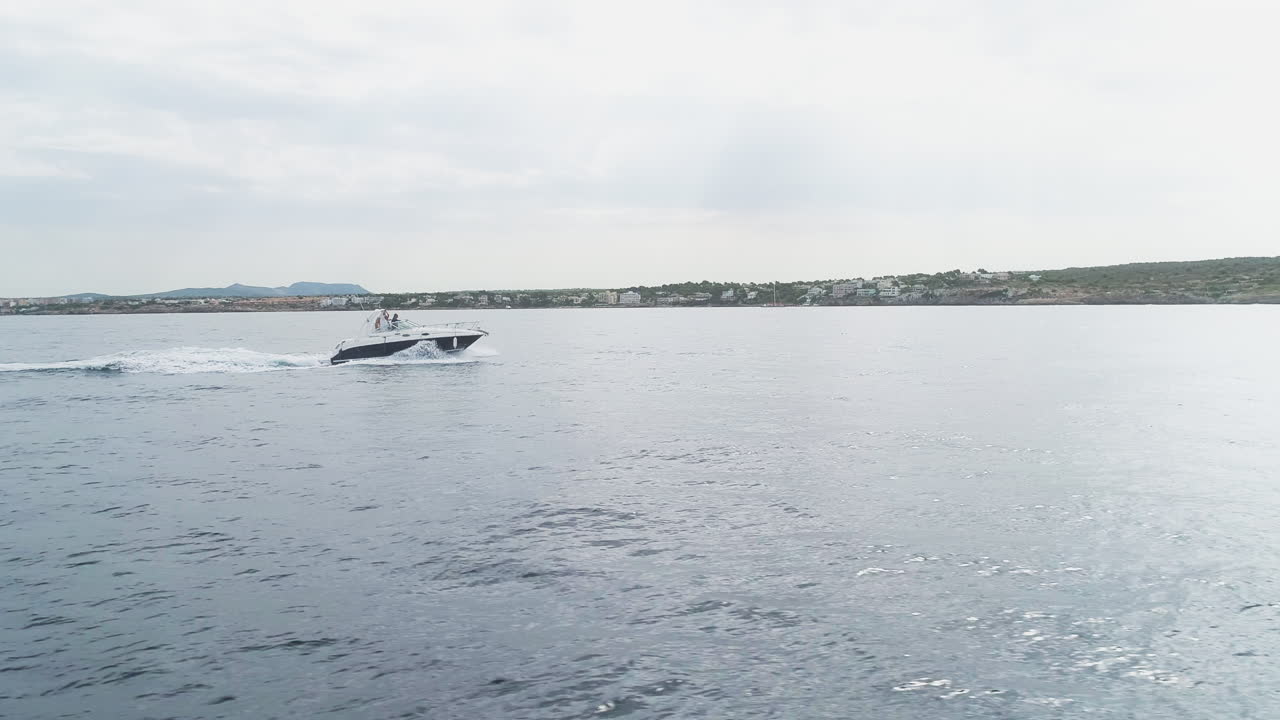 Il drone sorpassa un motoscafo prima di raggiungerlo vicino alla costa spagnola