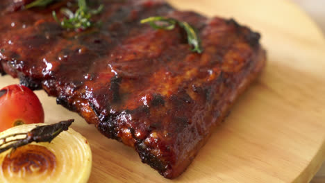 costillas de cerdo a la parrilla y barbacoa