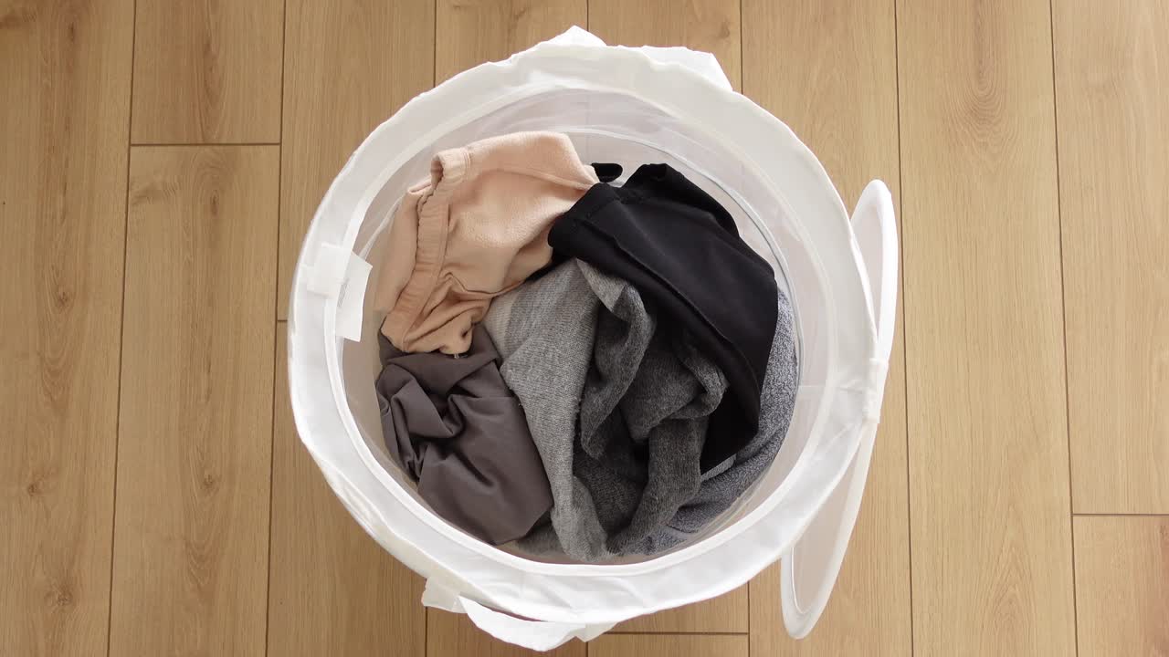 옷 으로 가득 찬 세탁 바구니