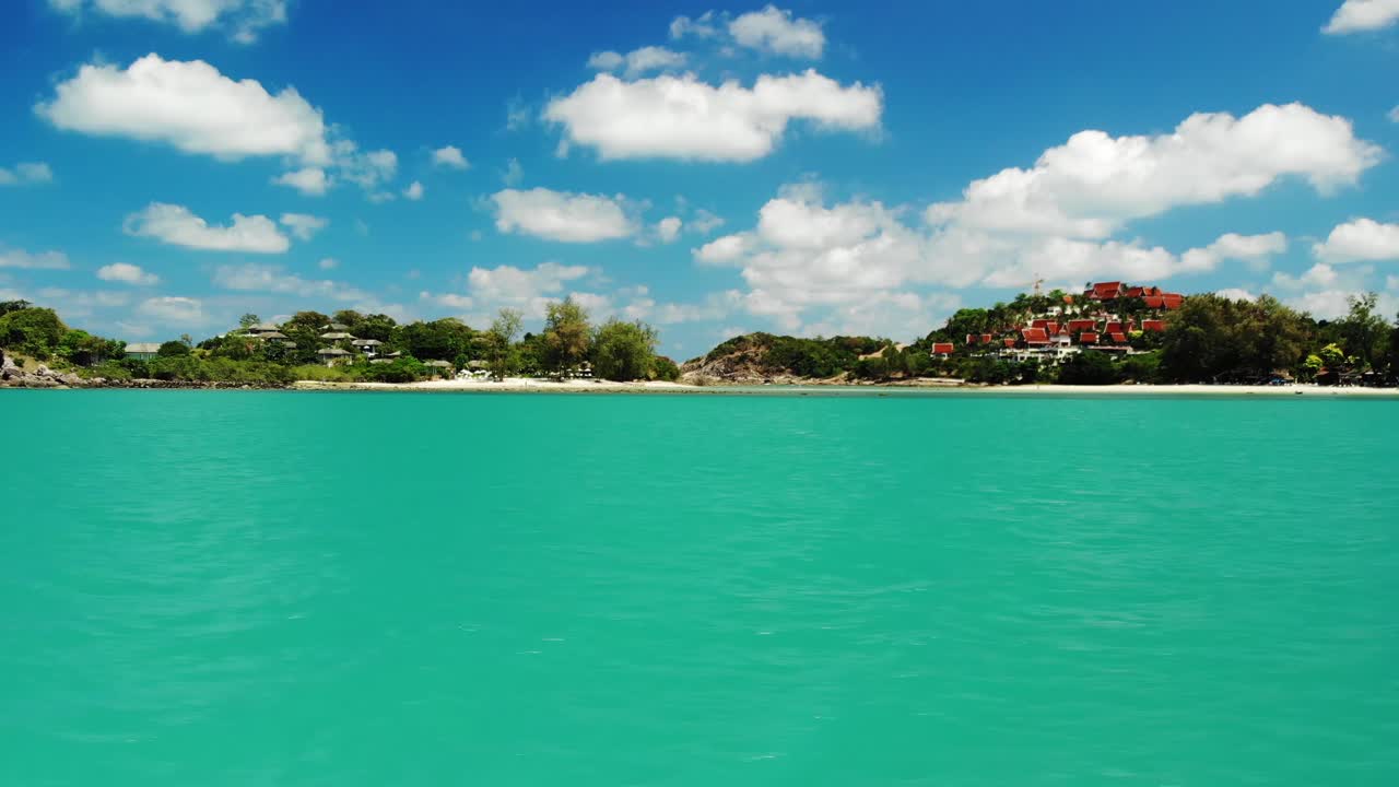 드론으로 태국 코사무이의 총모에 해변 옆을 날다