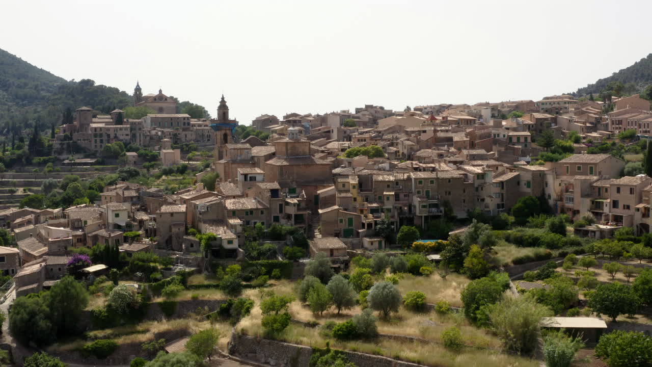 Case dello storico villaggio di Valldemossa sul pendio, Maiorca spagnola.