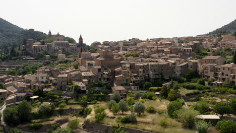 Casas-Del-Histórico-Pueblo-De-Valldemossa-En-La-Ladera,-Mallorca-Española