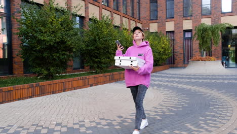 Mujer-Joven-Sosteniendo-Cajas-De-Cartón-De-Pizza-En-La-Calle.