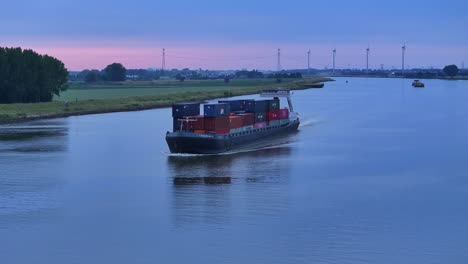 Buque-Portacontenedores-Casa-Blanca-En-Hollandschdiep,-Moerdijk,-Países-Bajos