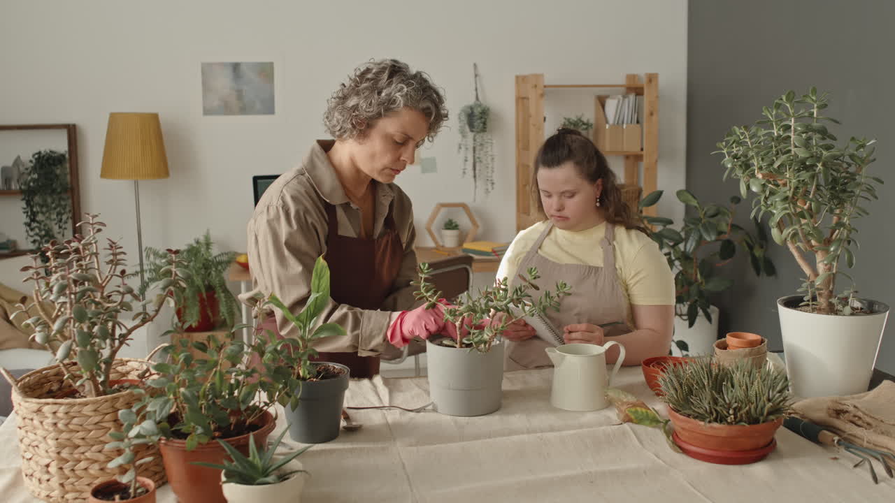 Due donne che fanno giardinaggio in casa
