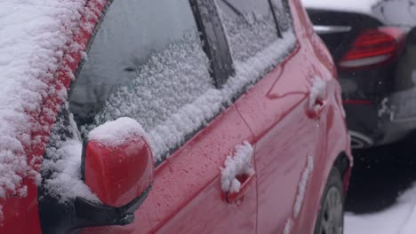 coche rojo cubierto de nieve