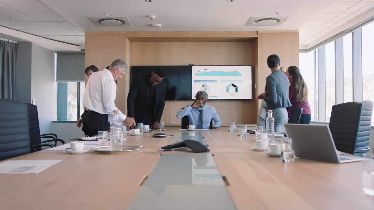 사업가 들 이 이사회실 에서 손을 잡고 회의 를 준비 하고 고객 과 협력 하고 주주 들 과 협력 하고 회사 사무실 에서 파트너십 거래 를 계획 하고 있다