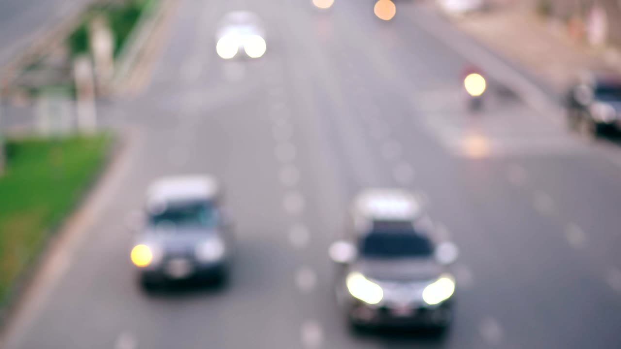 다채로운 트래픽 라이트 보케는 밤의 도시 거리에 서클합니다. 추상적인 배경