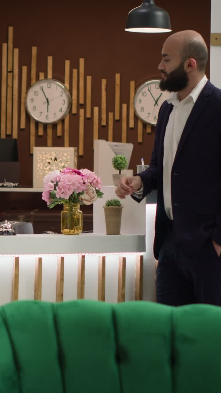 Video verticale Dipendente che controlla il passaporto di un ospite