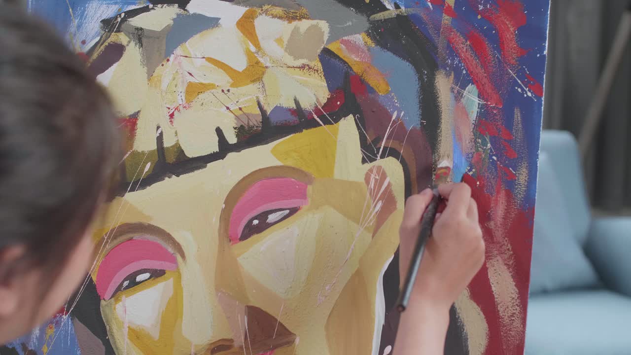 Close Up Of An Asian Artist Girl Holding Paintbrush Mixed Colour And Painting A Girl'S Face On The Canvas