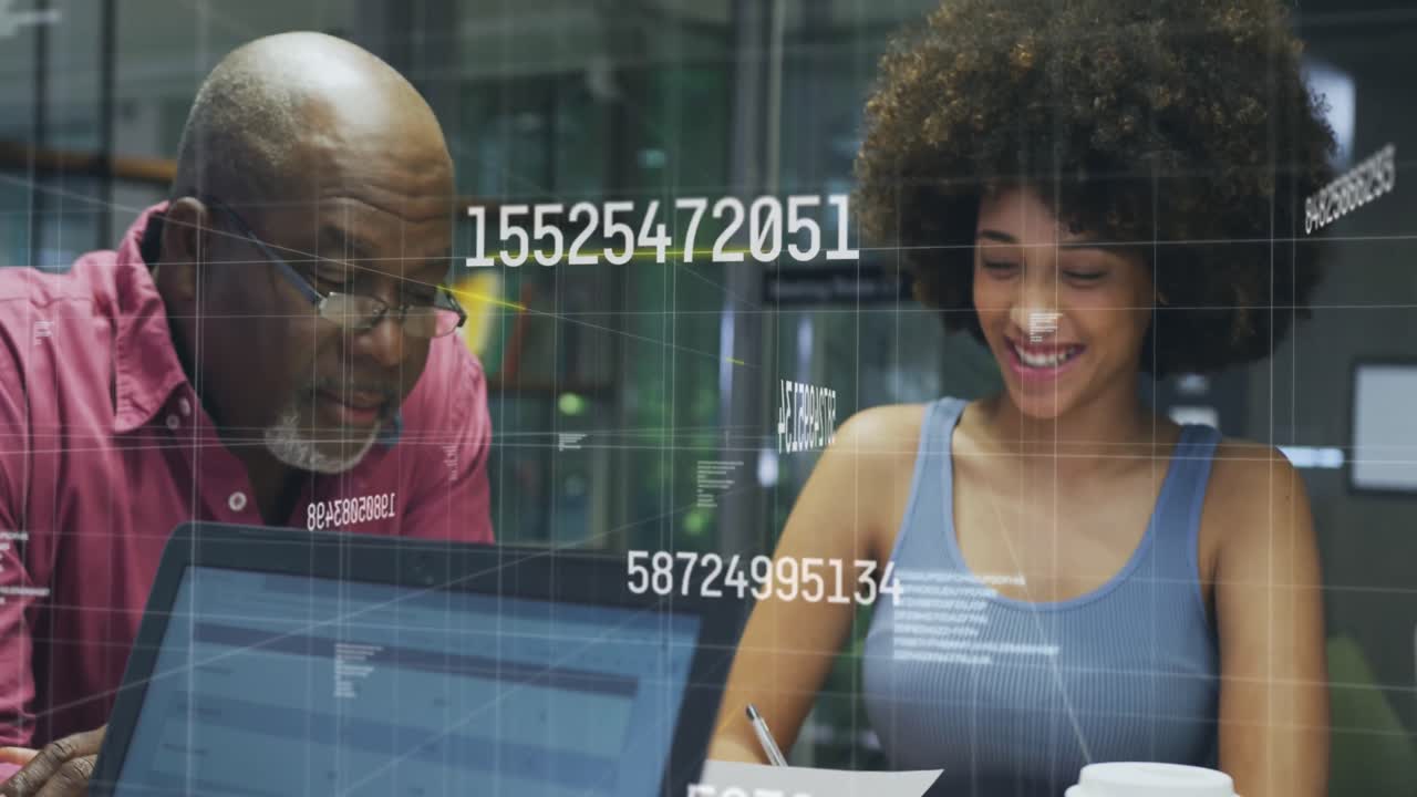 animazione dell'elaborazione dei dati finanziari su diversi uomini d'affari che discutono del lavoro in ufficio