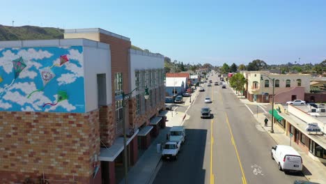 Antena-Sobre-La-Sección-De-La-Avenida-De-Ventura-California-Desde-El-Mural-De-Cometas-Hasta-Las-Empresas-Y-Oficinas-De-La-Calle-Visible-En-El-Sur-De-California-O-Los-Ángeles-1