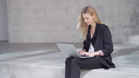 mujer trabajando en una computadora portátil al aire libre