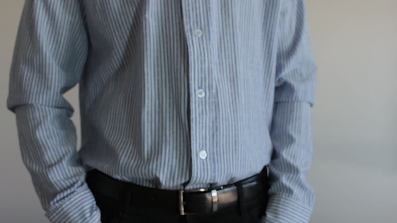 joven hombre de negocios haciendo un buen cartel con ambas manos