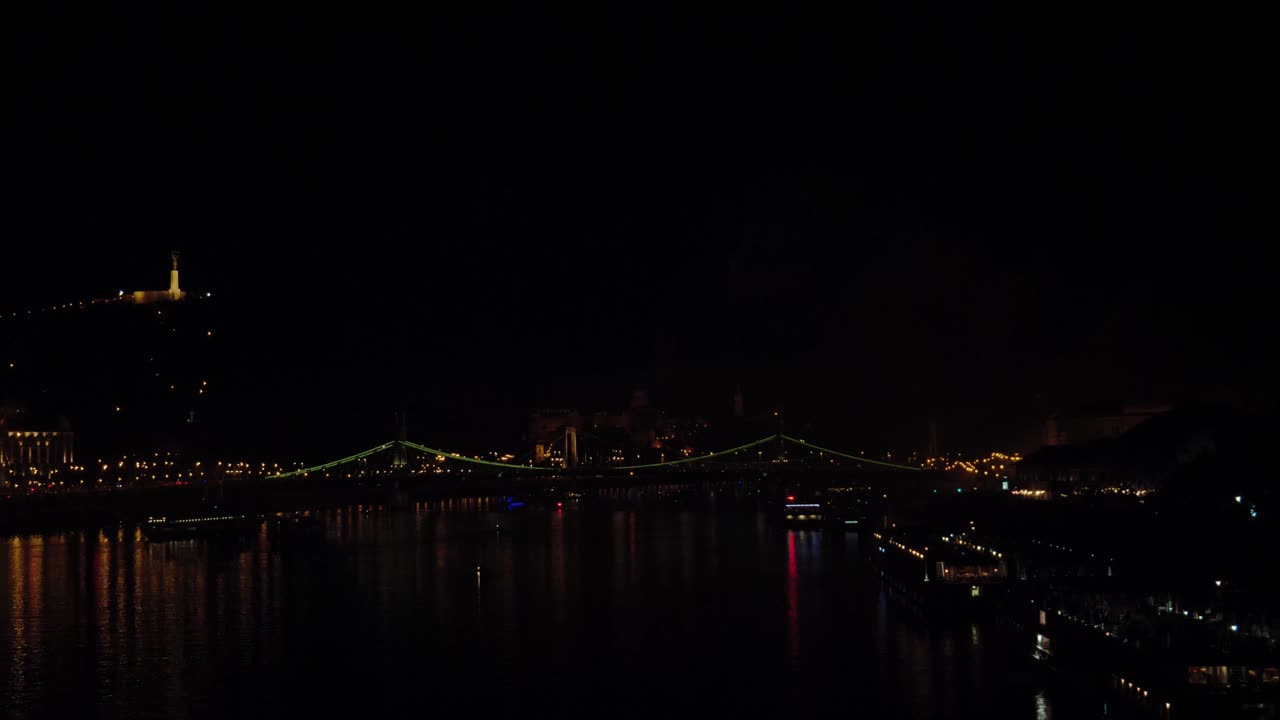 헝가리 다뉴브 강 사슬 다리에 있는 부다페스트 시의 불꽃놀이 20