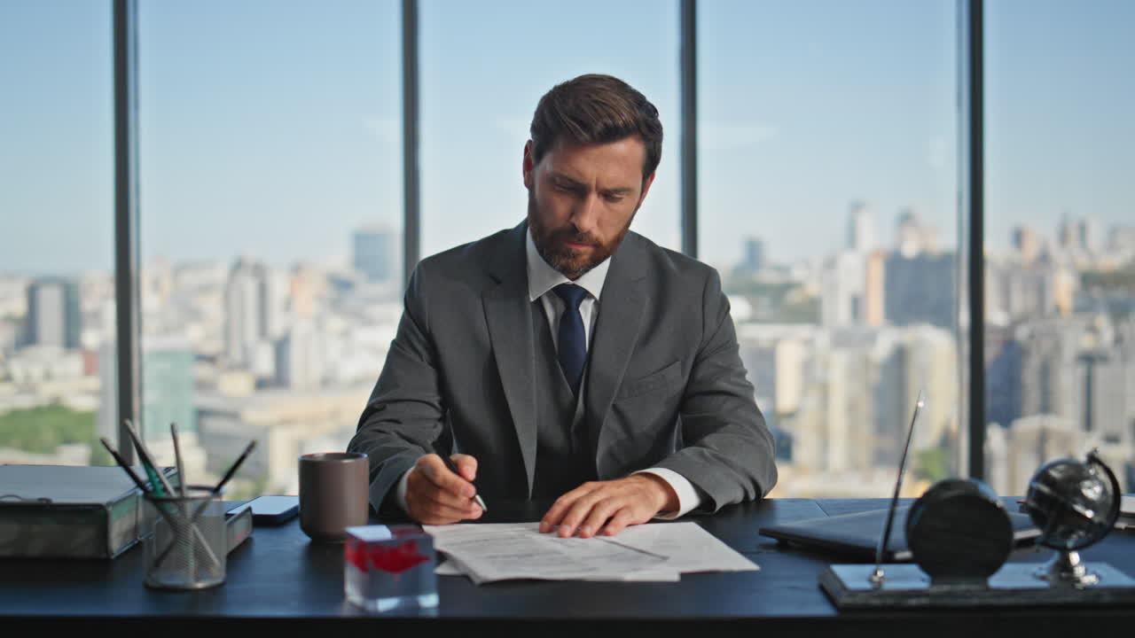 uomo d'affari che firma documenti aziendali in ufficio.