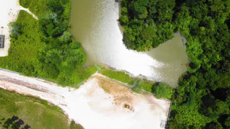 sorprendentes imágenes cinematográficas de drones residenciales de 4k después de que el problema de la deforestación consiste en muchas casas, carreteras, árboles, lagos e infraestructura en medio del bosque tropical ubicado en riau, indonesia