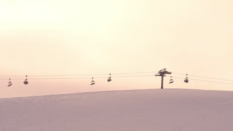 Telesilla-De-La-Estación-De-Esquí-De-Myrkdalen-Que-Lleva-A-Los-Esquiadores-A-La-Cima-De-La-Carrera