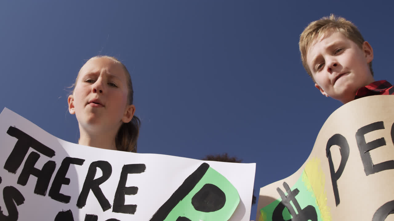 grupo de niños con señales de cambio climático en una protesta