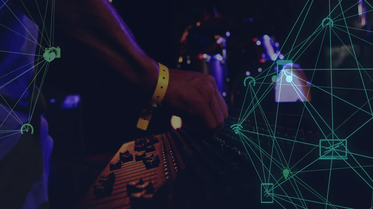 ajuste del mezclador de sonido, persona que trabaja con equipos de audio a través de conexiones de red animación