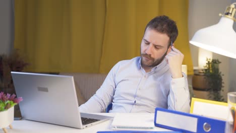 Home-Office-Arbeiter-Mann-Nachdenklich.