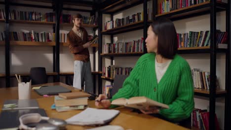 estudiantes que estudian en una biblioteca moderna