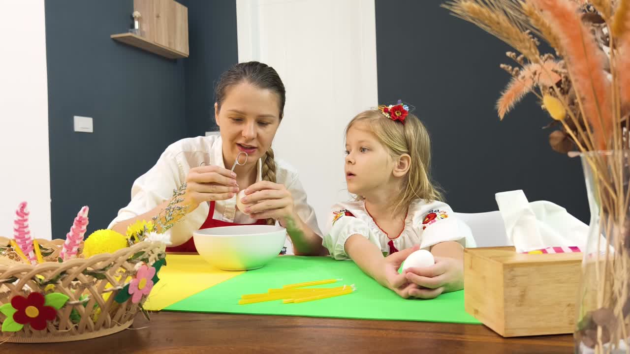 madre e hija decorando huevos de pascua