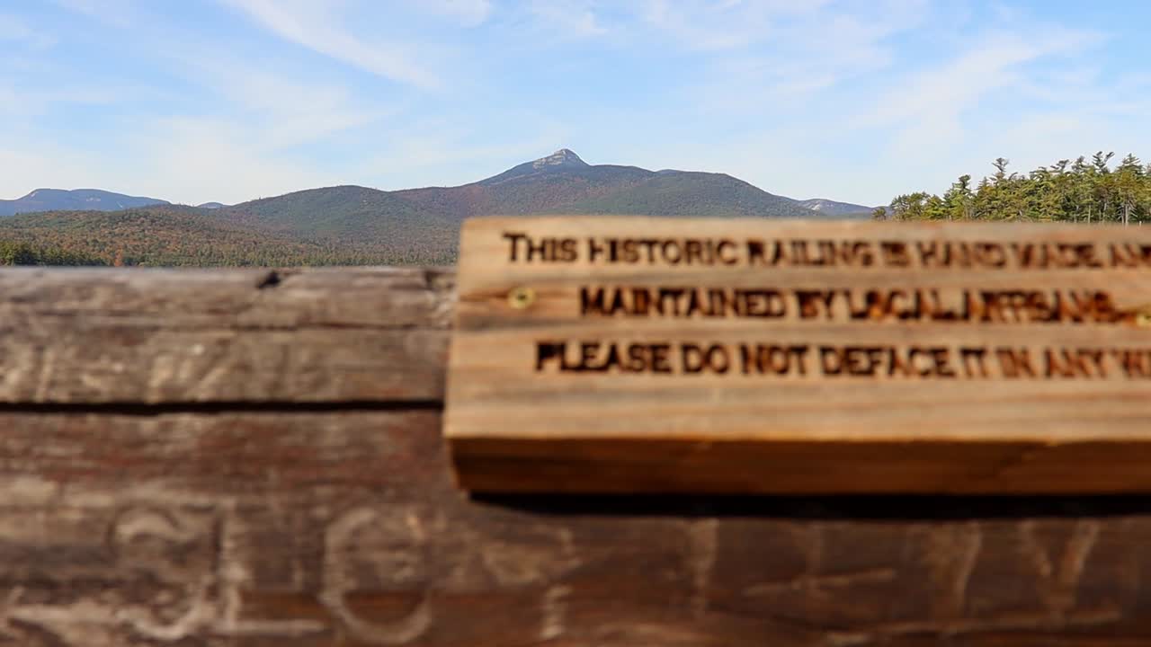 mirando sobre el lago chocorua hacia el monte chocorua