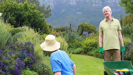 Seniorenpaar-Arbeitet-Gemeinsam-Im-Garten