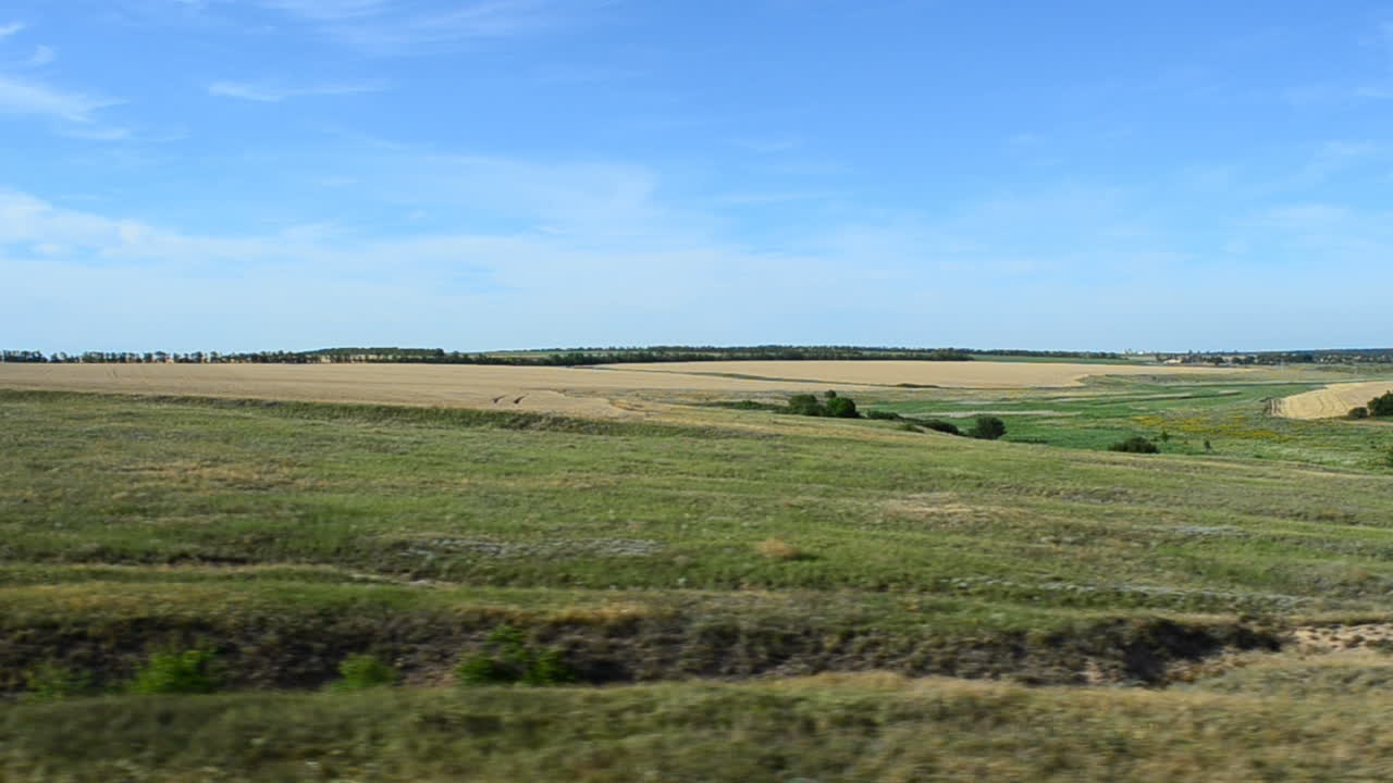 Udsigt over marken fra toget. Optagelse i bevægelse