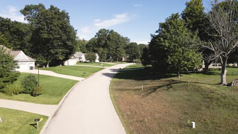 Vientos-Ligeros-Que-Soplan-A-Través-De-Los-Suburbios-De-Michigan