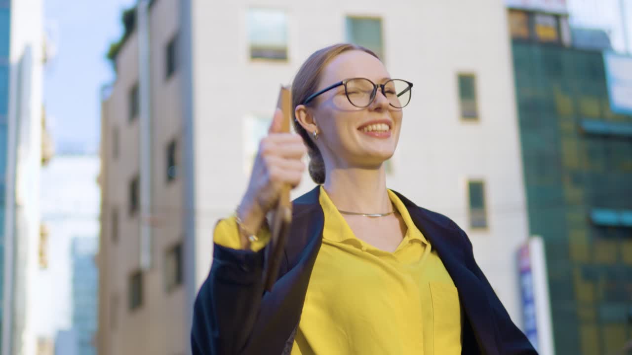mujer de negocios feliz bailando al aire libre empresaria es feliz