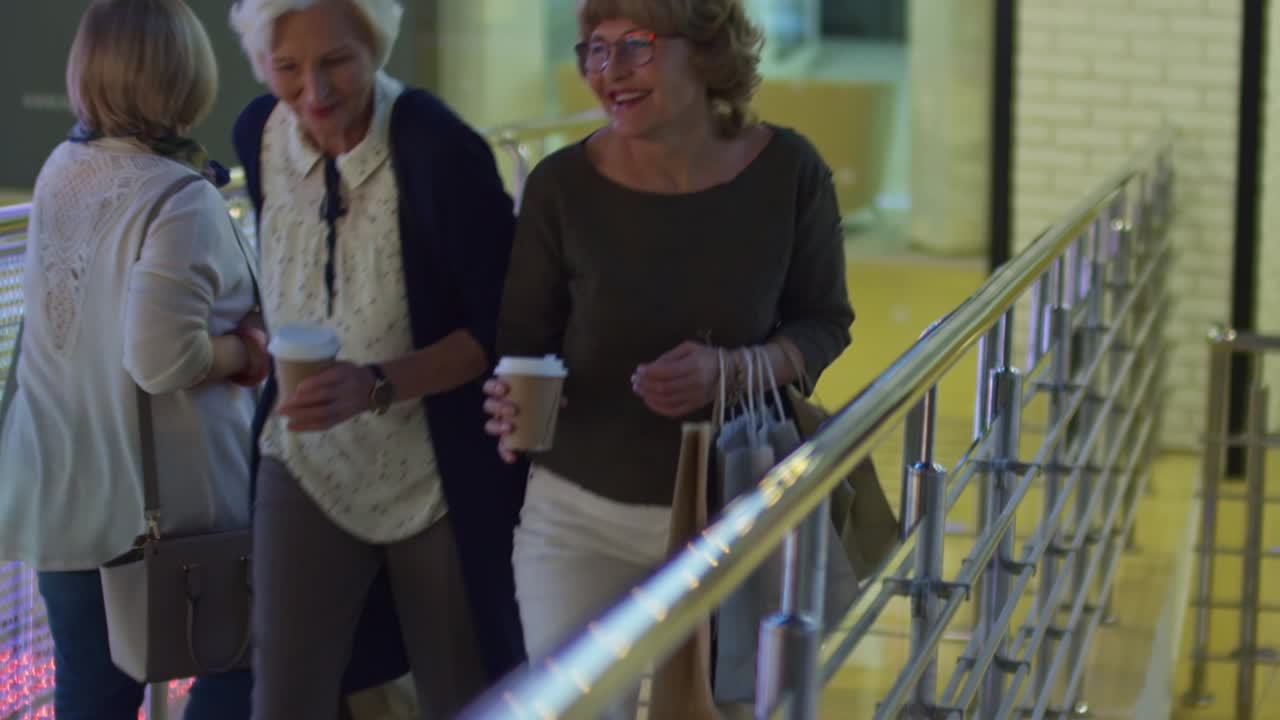 여자 친구 들 이 커피 를 가져와 산책 하고 있다