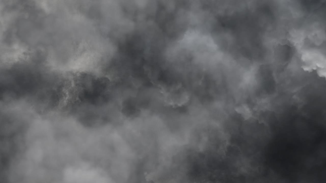 움직이는 구름들 사이에서 번개가 박이는 배경