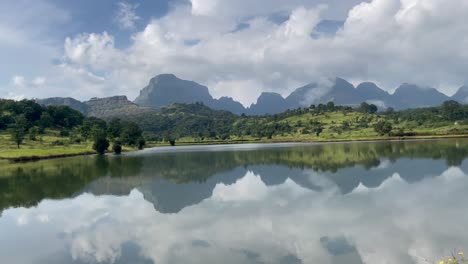 reflejo de espejo en el lago en el santuario de vida silvestre kalsubai-harishchandragad en los ghats occidentales, maharashtra india