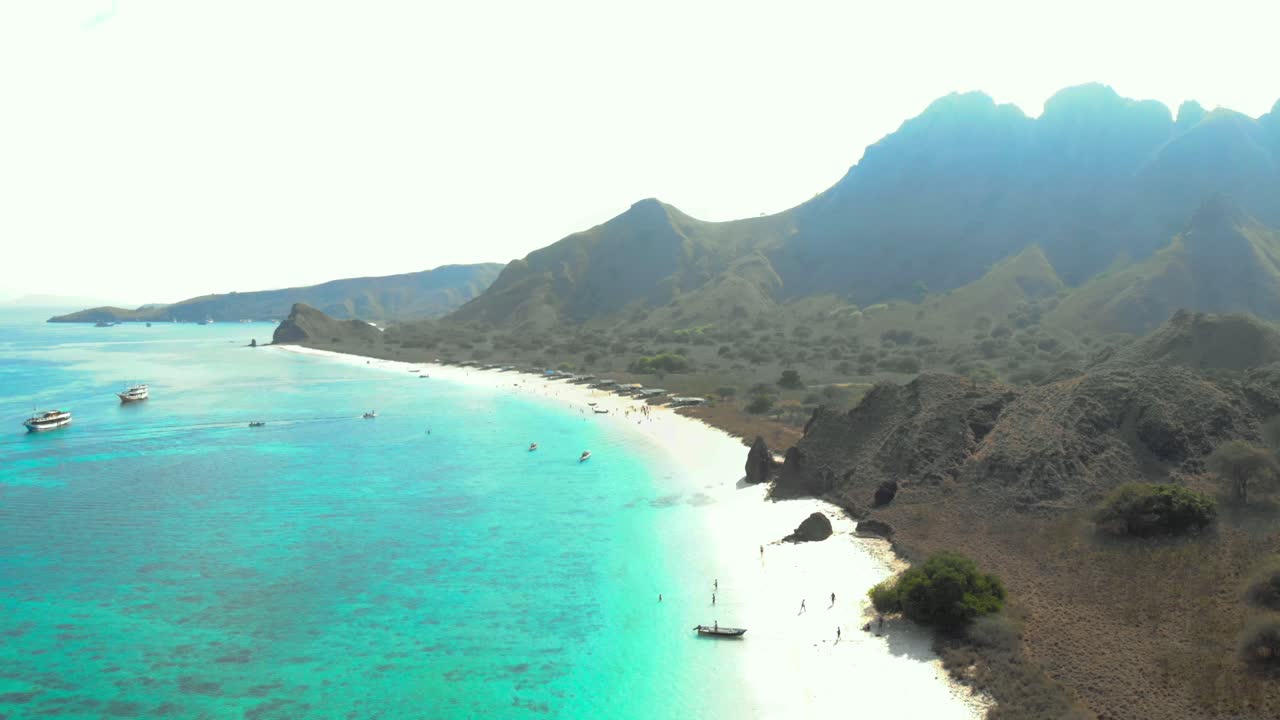 aguas turquesas y montañas escarpadas de la playa rosa en la isla de padar en el parque nacional de komodo, indonesia