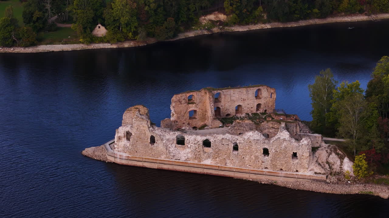 воздушный вид руин замка кокнезе у реки даугава в кокнезе, латвия.