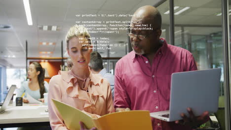 animación del procesamiento de datos sobre diversos colegas que trabajan en la oficina creativa