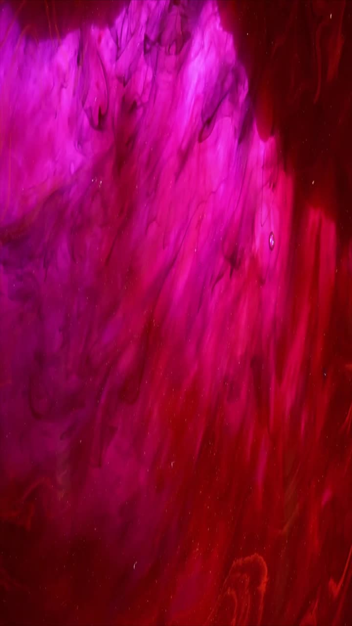 Tinta roja y magenta vibrante arremolinándose en líquido