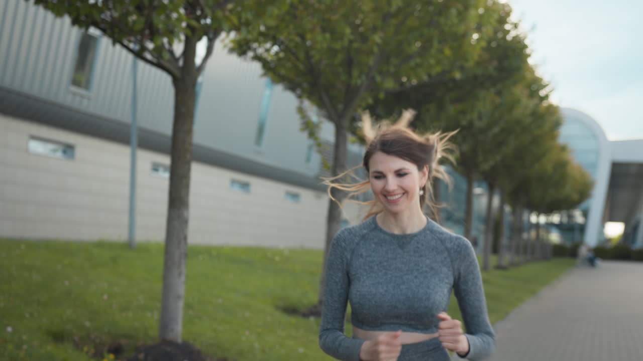mujer corriendo al aire libre
