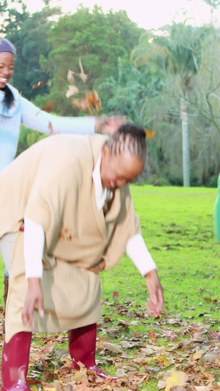 행복한 가족이 가을 잎을 던지고