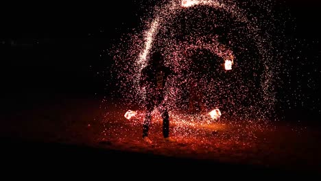 espectáculo de fuego deslumbrante con llamas giratorias