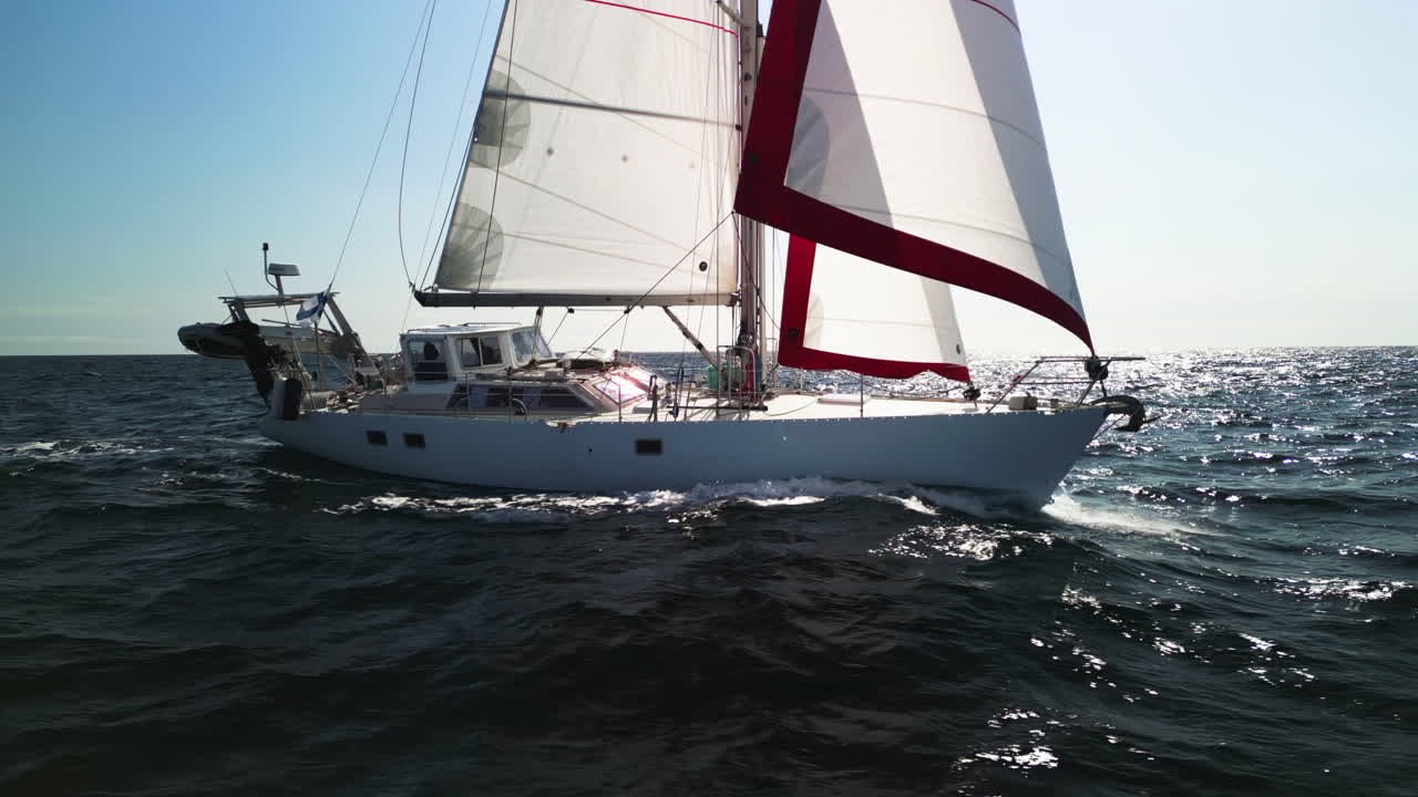 barco de vela balanceándose en las olas en el golfo de alaska, día soleado - vista aérea