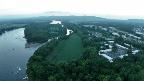 Campo-Agrícola-Vacío-Con-Playa-De-Arena-A-Lo-Largo-De-Las-Orillas-Del-Río-Connecticut-Junto-A-Condominios-De-Apartamentos