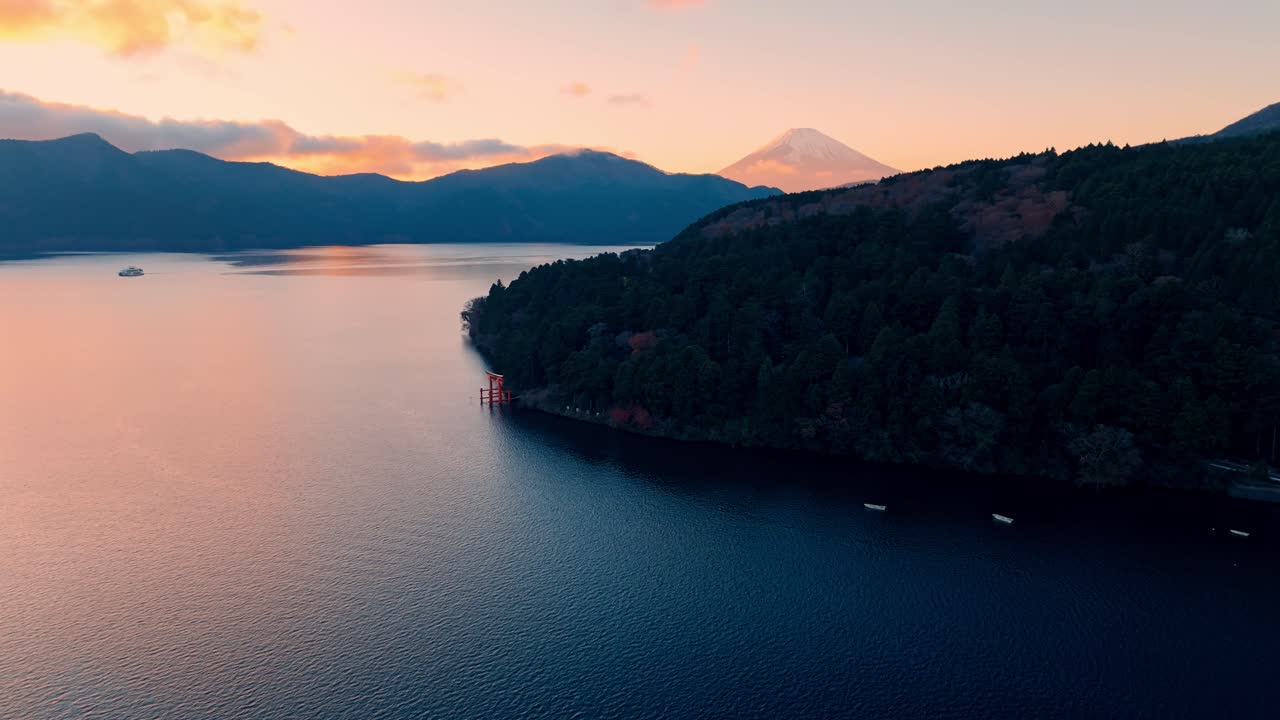 una impresionante toma de drone del santuario de hakone al atardecer, con el majestuoso monte fuji en el fondo.